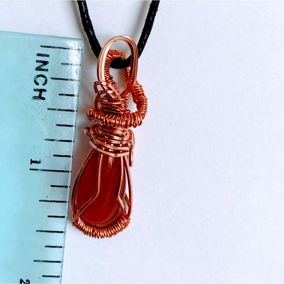 Natural red jade wirewrapped pendant necklace - Picture 4 of 5